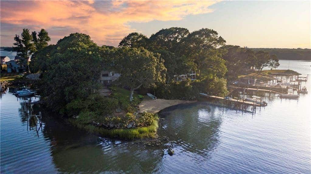 Waterfront home in Narragansett, RI